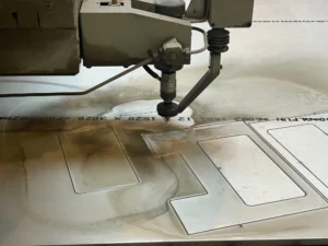 Řezání materiálu vodním paprskem